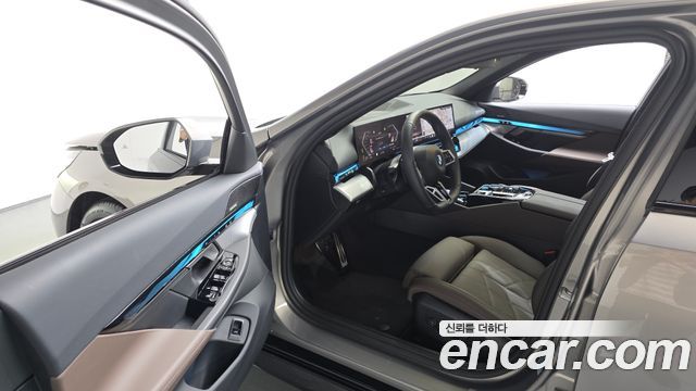 BMW 5-Series 2025 — photo 13