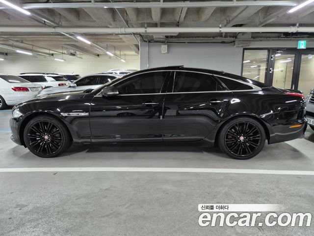 Jaguar XJ 2010 — photo 13