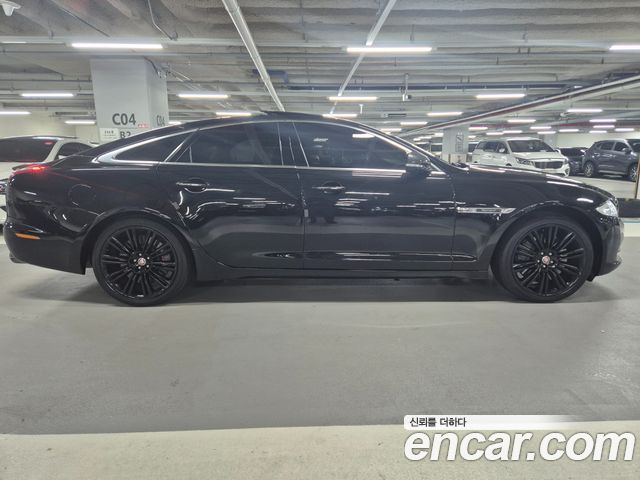Jaguar XJ 2010 — photo 14