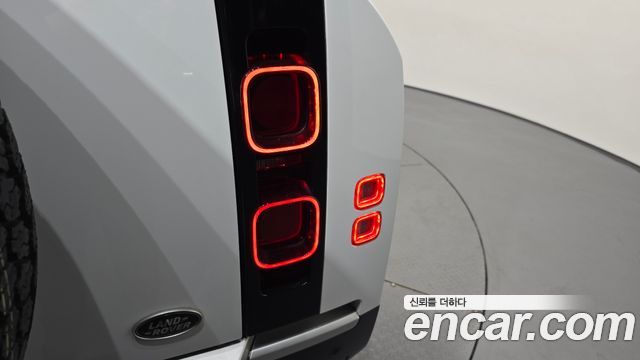 Land Rover Defender 2022 — photo 9