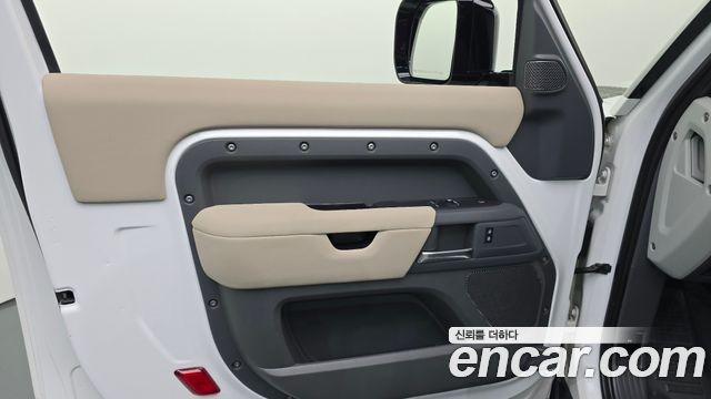 Land Rover Defender 2022 — photo 14