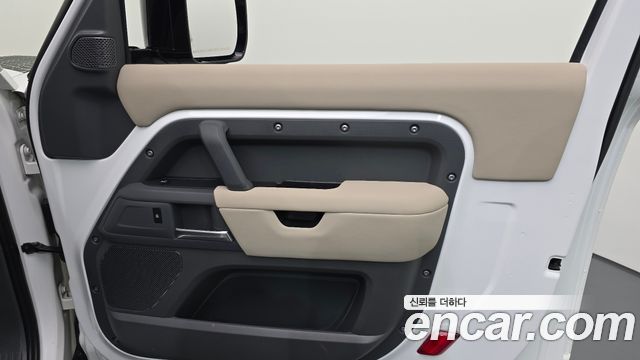 Land Rover Defender 2022 — photo 15