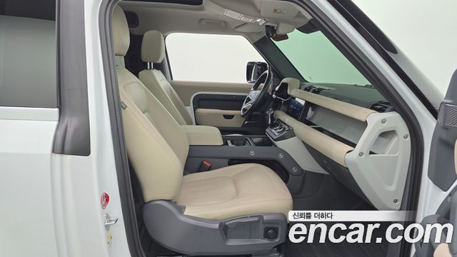 Land Rover Defender 2022 — photo 16