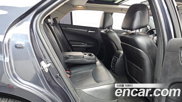 Chrysler 300C 2016 — photo 11