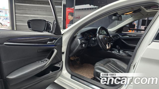 BMW 5-Series 2018 — photo 10