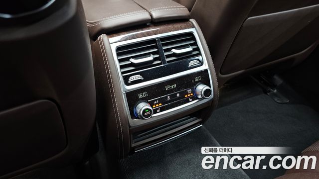 BMW 7-Series 2016 — photo 16