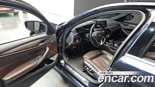 BMW 5-Series 2018 — photo 10