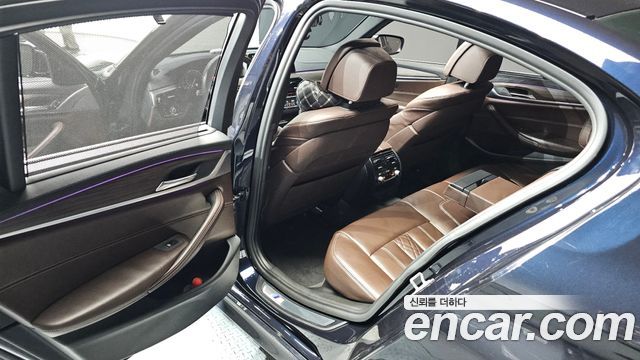 BMW 5-Series 2018 — photo 11
