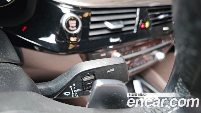 BMW 5-Series 2018 — photo 13