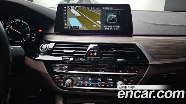 BMW 5-Series 2018 — photo 17