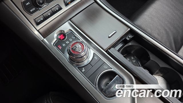 Jaguar XF 2012 — photo 9