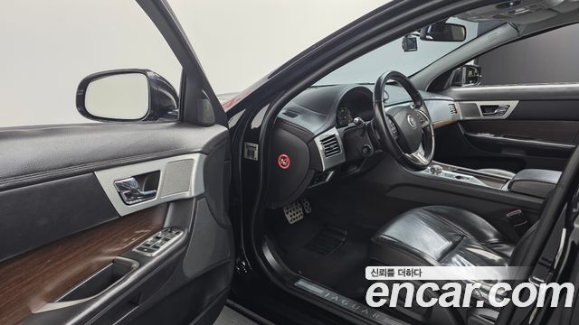 Jaguar XF 2012 — photo 12