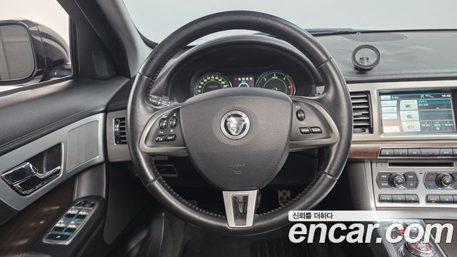 Jaguar XF 2012 — photo 15