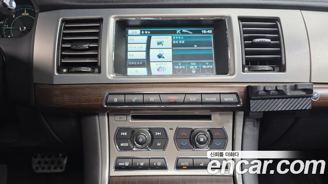 Jaguar XF 2012 — photo 16