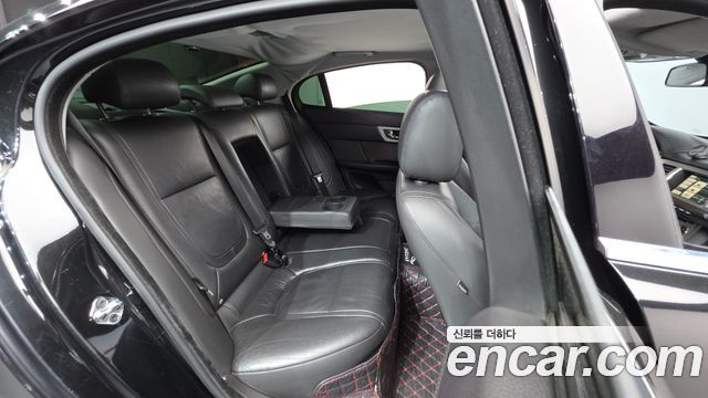 Jaguar XF 2012 — photo 19
