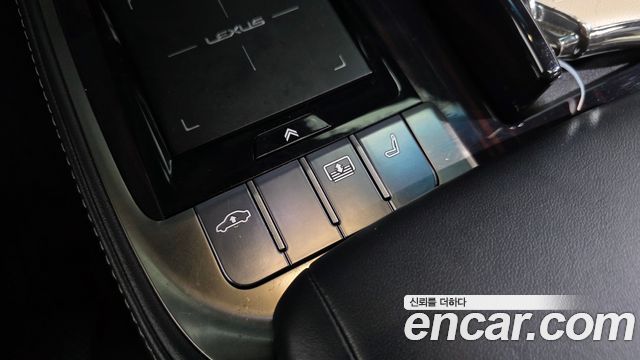 Lexus LS 2019 — photo 17