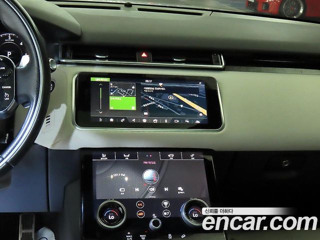 Land Rover Range Rover Velar 2018 — photo 11