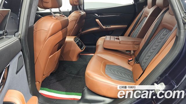 Maserati Quattroporte 2018 — photo 18