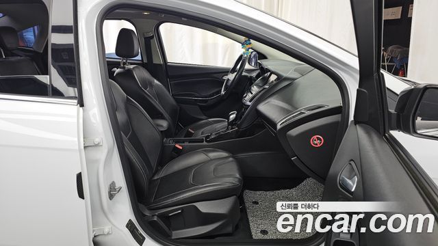 Ford Focus 2016 — photo 11
