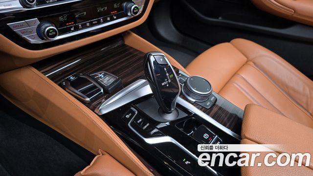 BMW 5-Series 2022 — photo 9