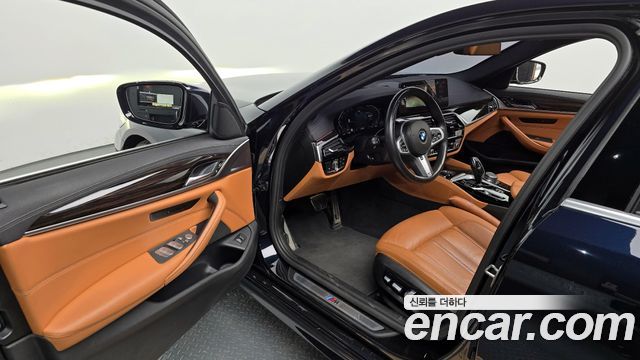 BMW 5-Series 2022 — photo 10