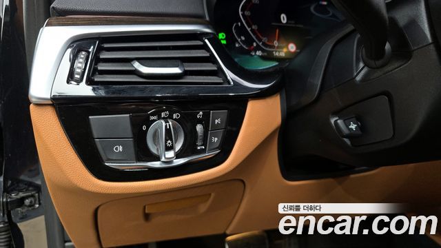 BMW 5-Series 2022 — photo 18
