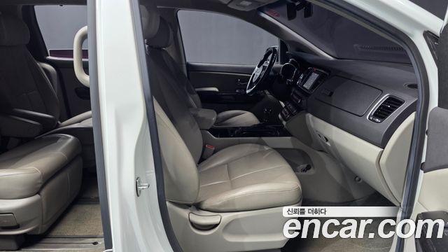 Kia Canival 2016 — photo 11