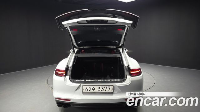 Porsche Panamera 2018 — photo 26