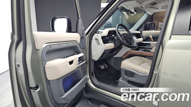 Land Rover Defender 2023 — photo 13