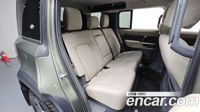 Land Rover Defender 2023 — photo 17