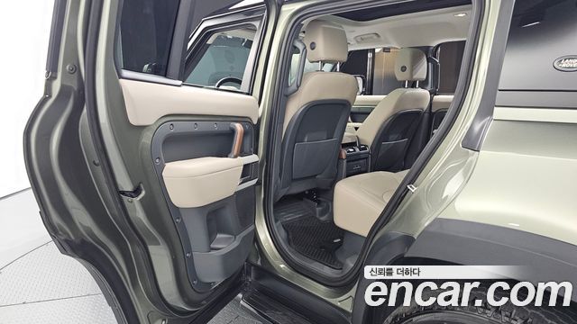 Land Rover Defender 2023 — photo 18