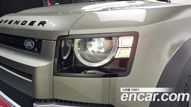 Land Rover Defender 2023 — photo 8