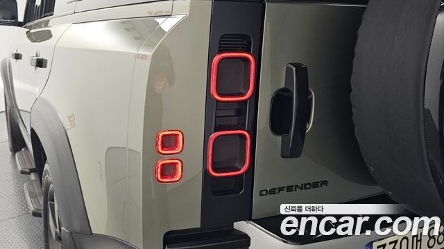 Land Rover Defender 2023 — photo 9
