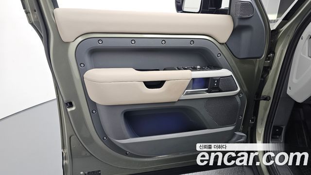 Land Rover Defender 2023 — photo 14