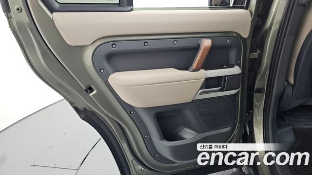 Land Rover Defender 2023 — photo 15