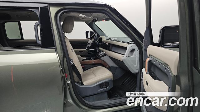 Land Rover Defender 2023 — photo 16