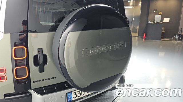 Land Rover Defender 2023 — photo 32