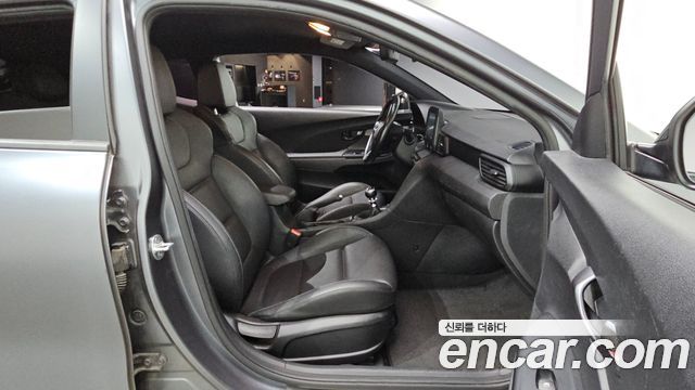 Hyundai Veloster 2019 — photo 17