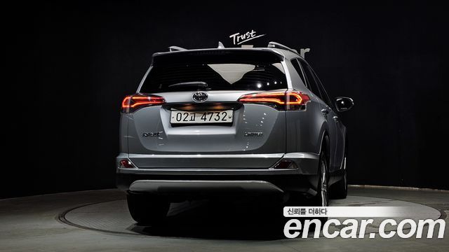 Toyota RAV4 2018 — photo 4