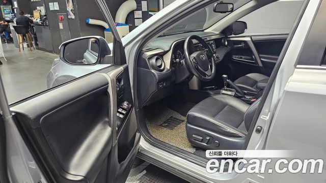 Toyota RAV4 2018 — photo 10