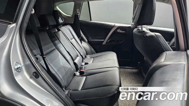 Toyota RAV4 2018 — photo 11