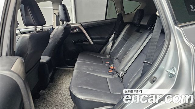 Toyota RAV4 2018 — photo 12