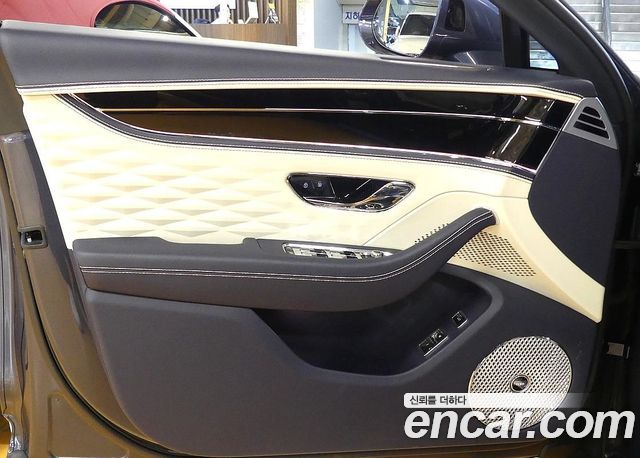 Bentley Flying Spur 2023 — photo 11