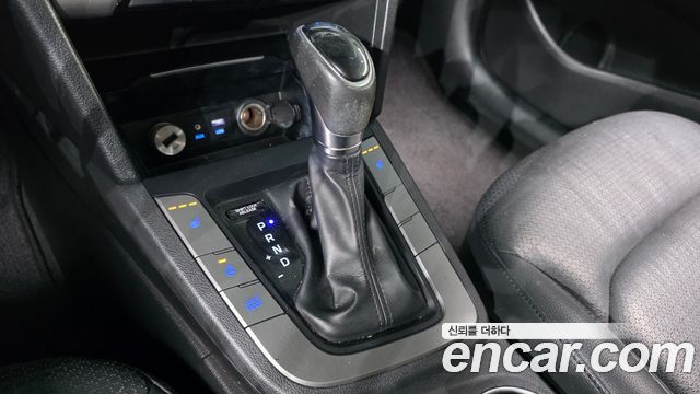 Hyundai AVANTE 2017 — photo 9