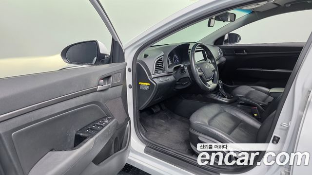 Hyundai AVANTE 2017 — photo 10