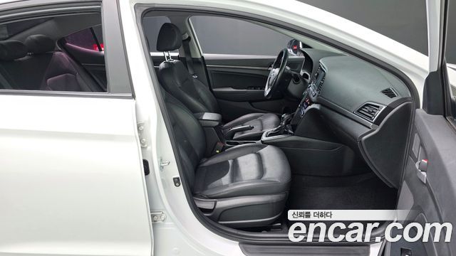 Hyundai AVANTE 2017 — photo 11
