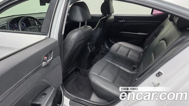 Hyundai AVANTE 2017 — photo 12