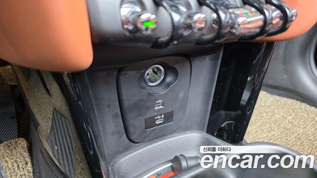 Mini Cooper Convertible 2022 — photo 30