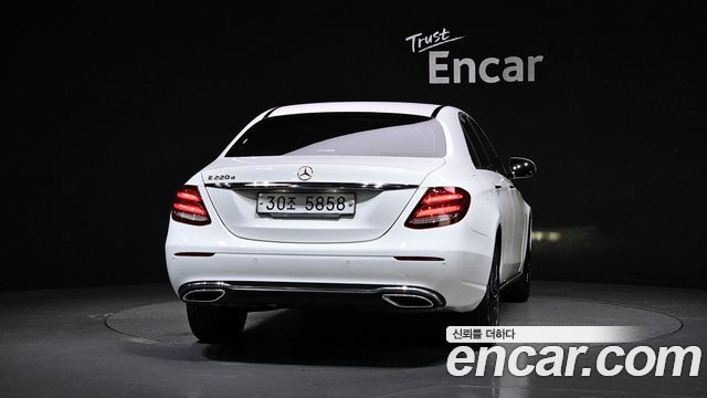 Mercedes-Benz E-Class 2019 — photo 4