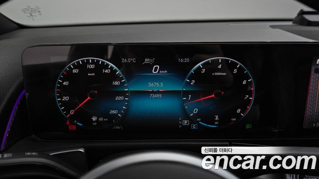 Mercedes-Benz GLB-Class 2021 — photo 8